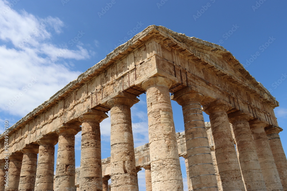 Obraz premium Segesta, Sicily, Italy - April 7 2025: Doric Temple of Segesta
