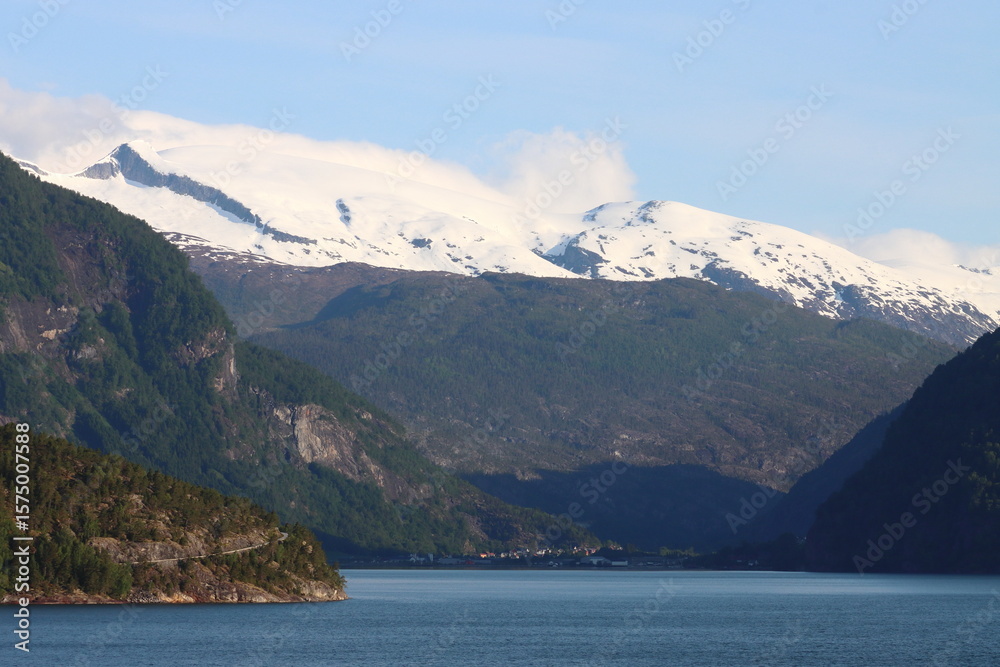 Φωτογραφία View of the landscape from the Lustrafjorden fjord, between Skjolden and Luster,
