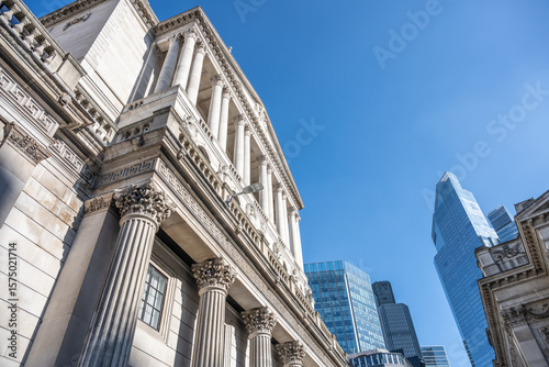 Fotografie The historic Bank of England building stands prominently against a clear blue sky