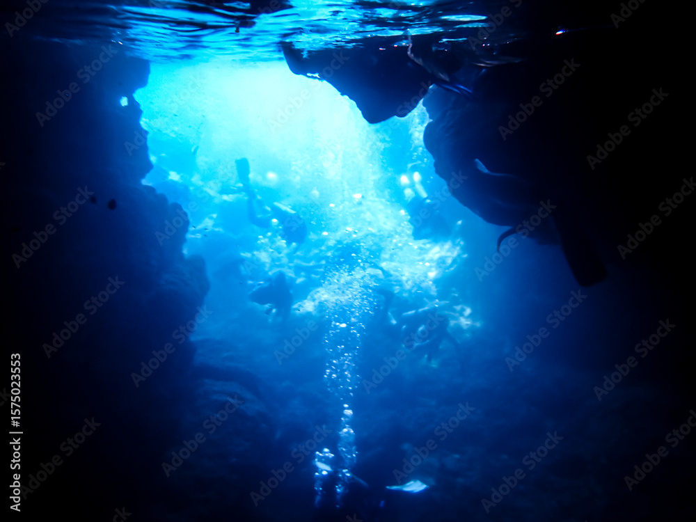 Naklejka premium 沖縄青の洞窟でダイバーが泳ぐ水中風景