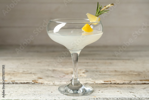 Photos Glass of martini with lemon on wooden table