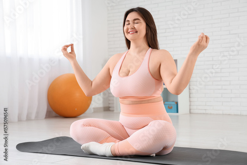 Sporty plus size woman medi...