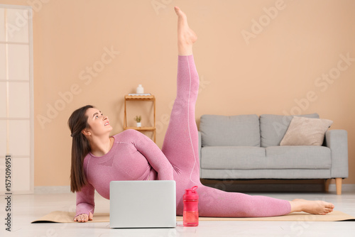 Sporty plus size woman trai...