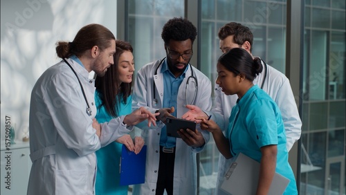 Obraz na płótnie Group of five medical students diverse multicultural diagnostic team doctors men