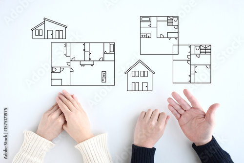 マイホームの間取りや二階建て住宅にするか平屋住宅にするかを話し合う夫婦のイメージ画像