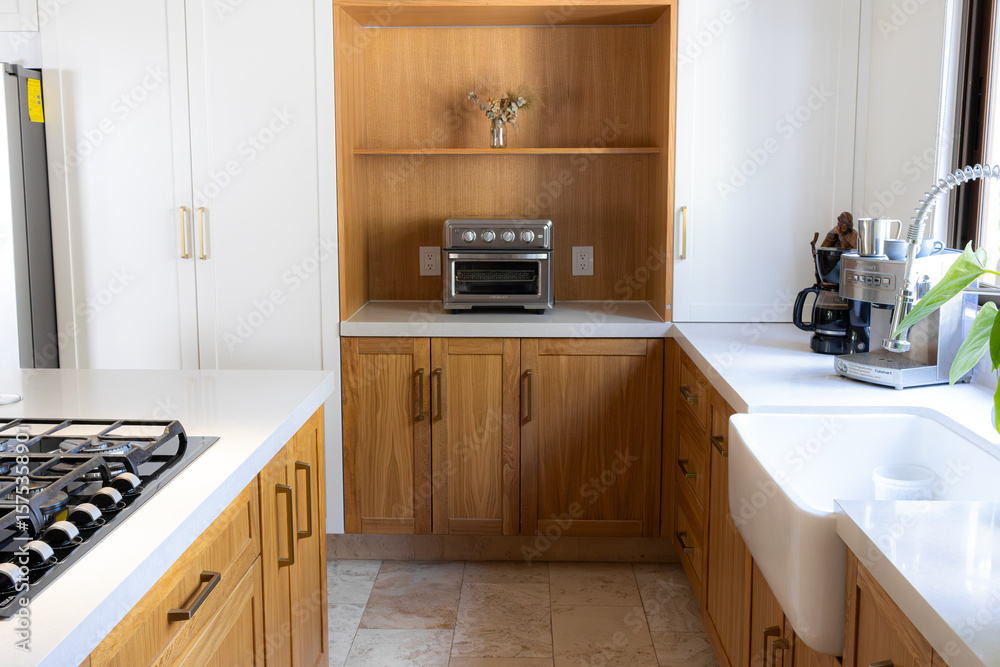 Fototapeta premium Cocina integral moderna estilo minimalista con toques rusticos de madera