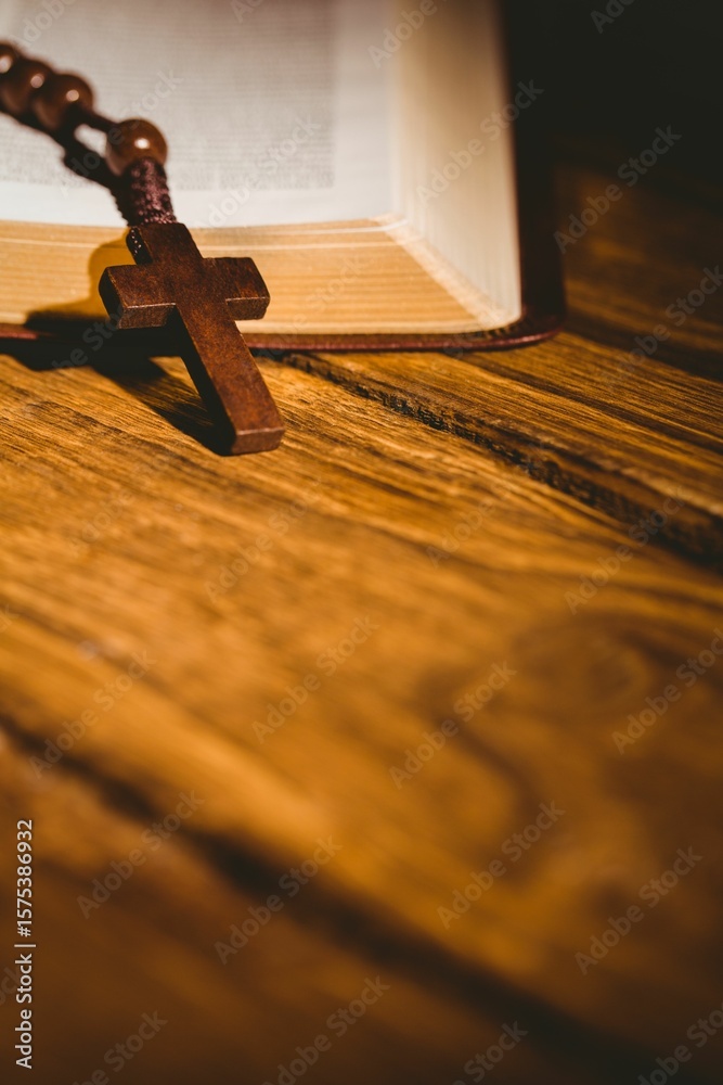 Obraz premium Bible and rosary beads with wooden cross