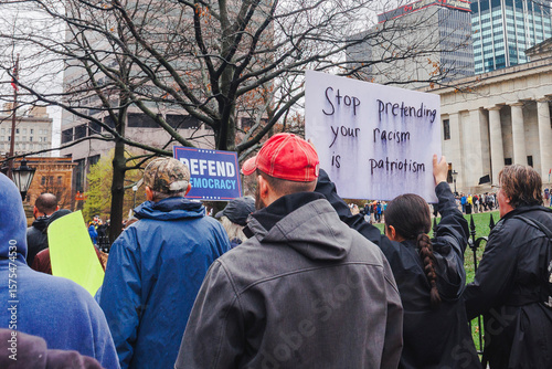Foto Faceless crowd marches to statehouse in protest with signs