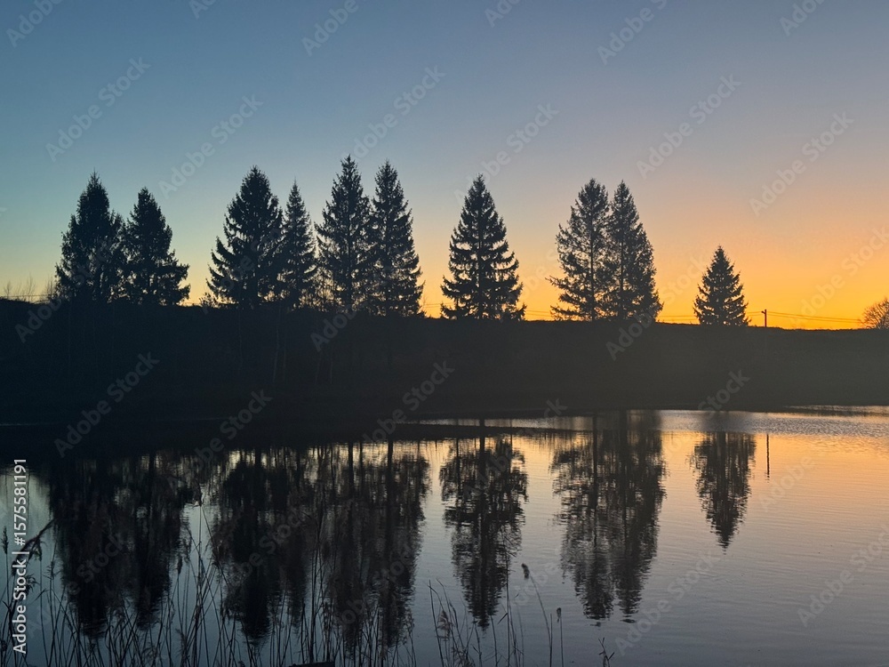 Obraz premium sunrise over lake