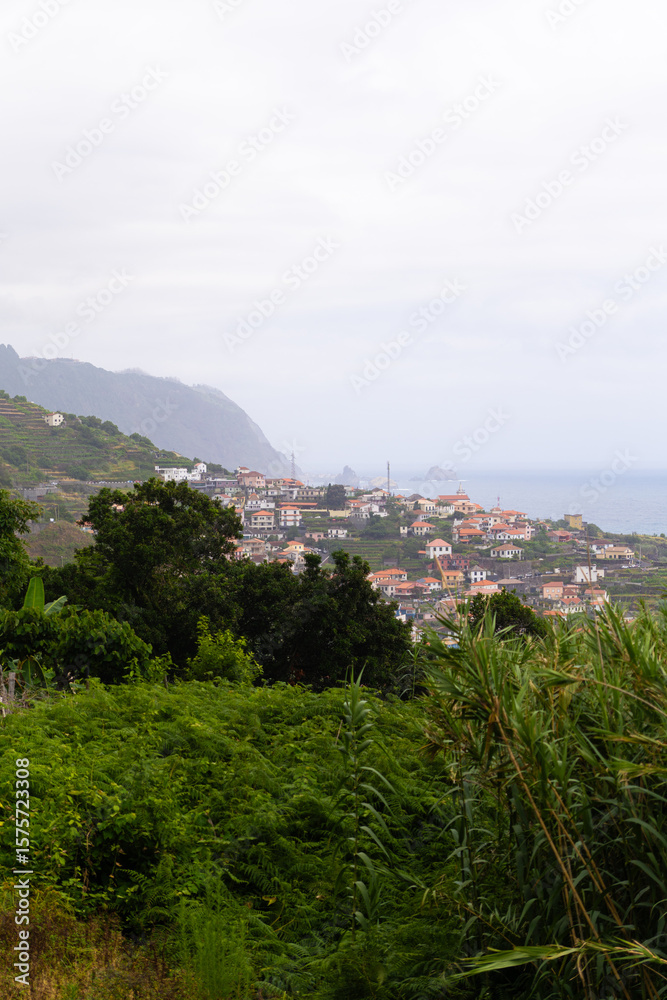 Fototapeta premium Village on the cliffside Madeira