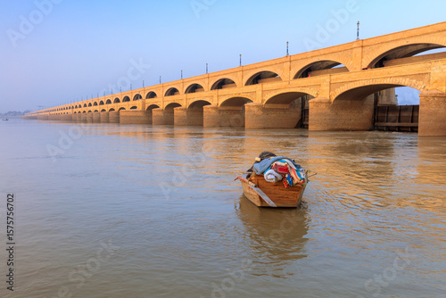 Foto The Sukkur Barrage, also known as Lloyd Barrage, is a large barrage (weir) on th