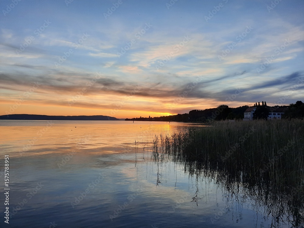 Obraz premium sunset over the lake