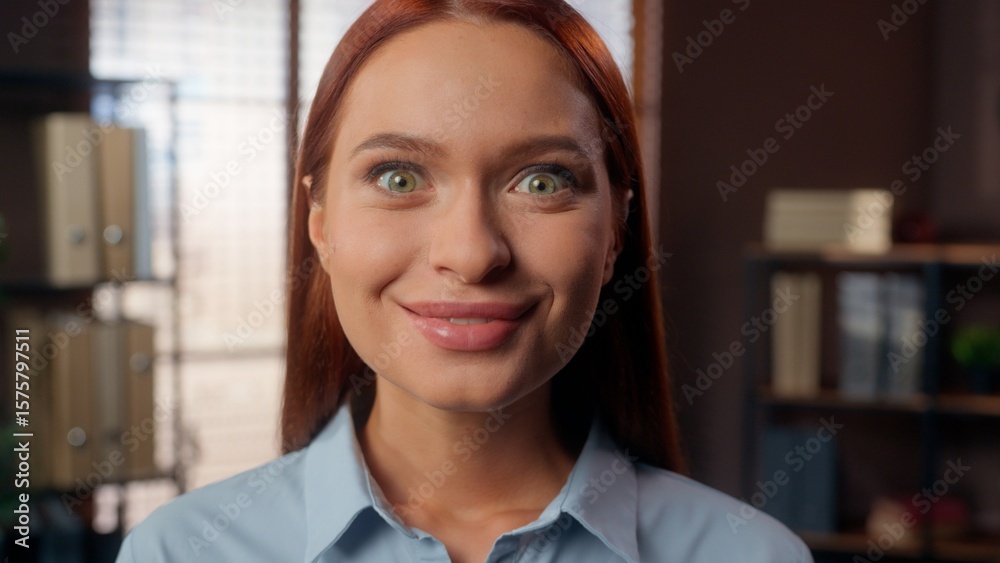 Φωτογραφία Caucasian excited amazed wonder surprised businesswoman girl lady female busines