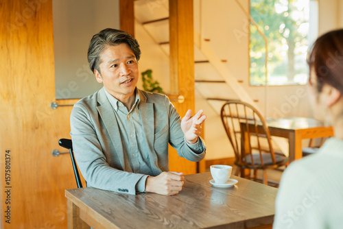 カフェで会話するビジネスマンと女性
