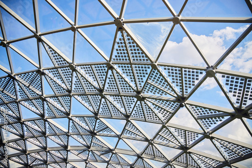 Roof construction made of metal and composite materials