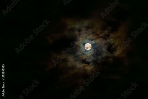 Foto 夏の夜空　満月の朧月夜11