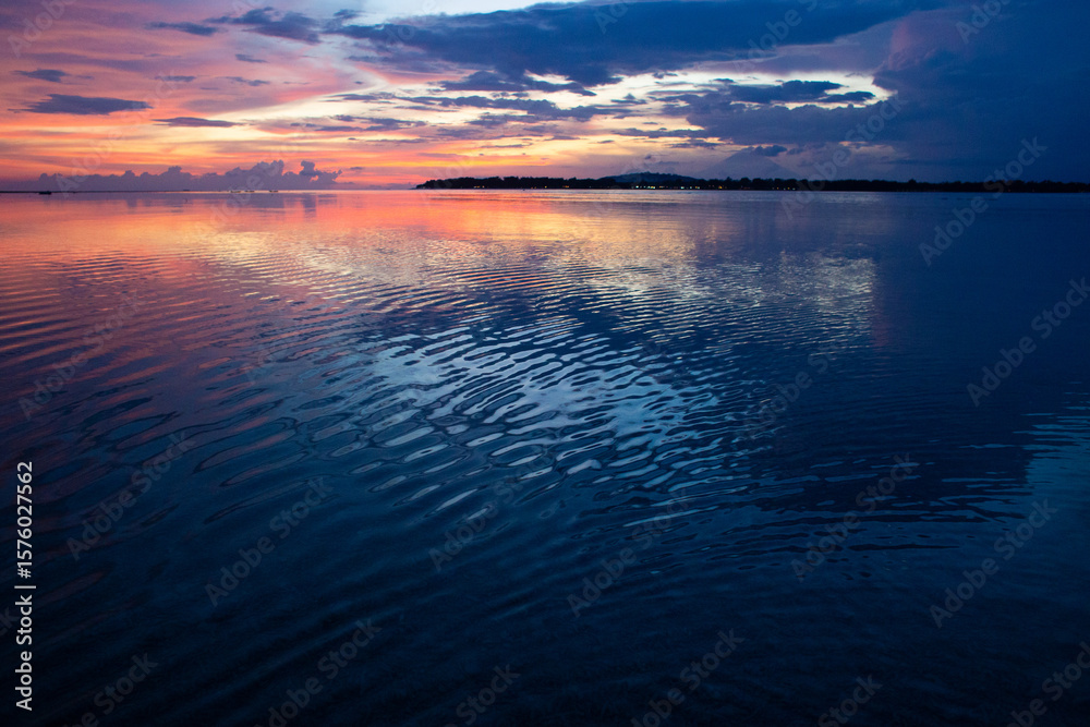 Fototapeta premium beautiful dramatic landscape of sunset on the sea beach