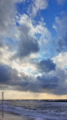 砂浜に打ち寄せる荒波と夕焼け空