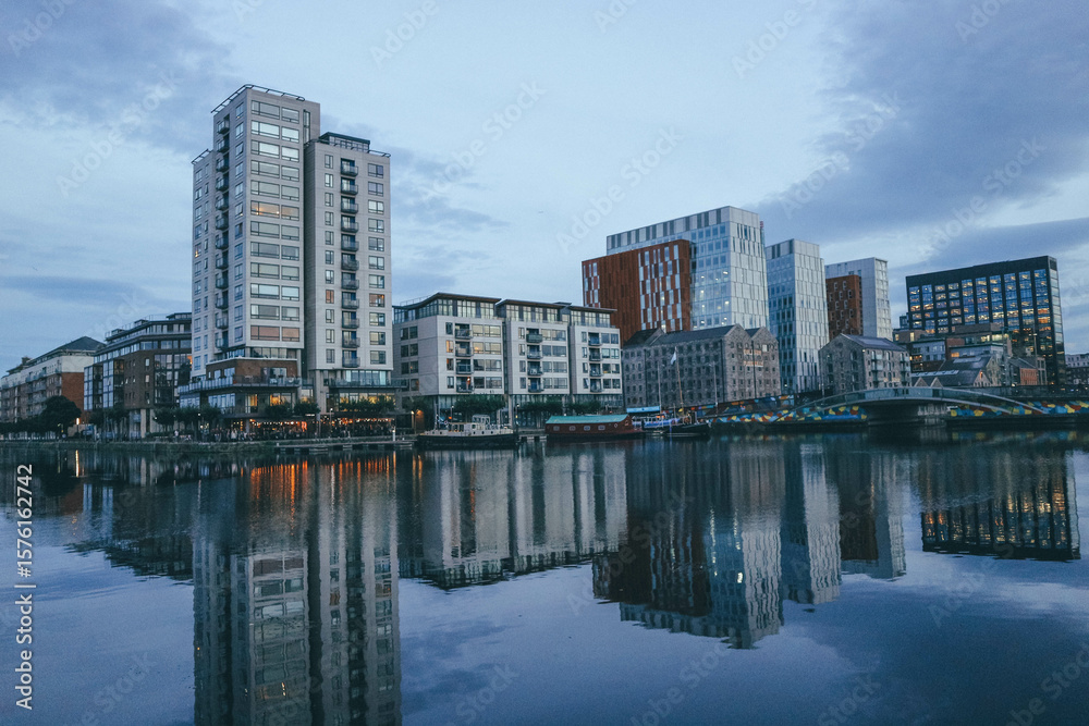 Naklejka premium downtown dublin marina skyline with modern buildings and water reflection
