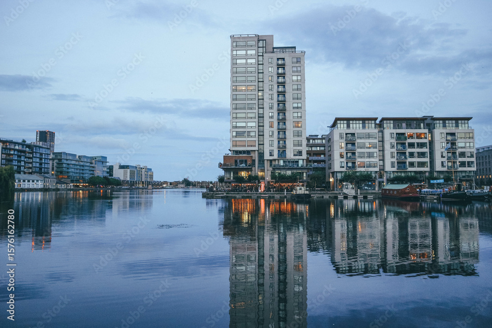 Obraz premium downtown dublin marina skyline with modern buildings and water reflection at night