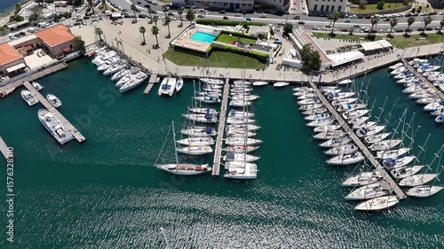 Sorvolo aereo con drone porto turistico darsena con vista barche a vela al tramonto della cala di palermo che evidenziano inquinamento in un paesaggio mozzafiato dello skyline della città antica 