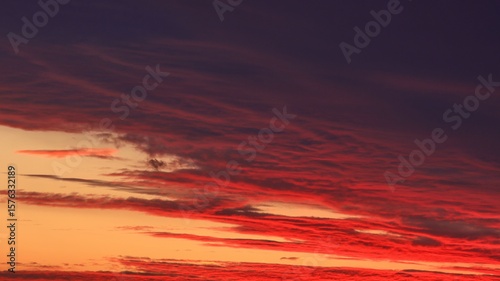 Foto Beautiful orange and red sky after sunset, dramatic sky with soft lighting
