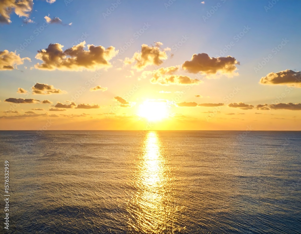 Obraz premium Sunrise over calm ocean