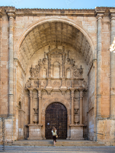 Church of Santa Maria in Alarcón, built during the 16th century on the site of a previous Romanesque church. Its Renaissance-style doorway is notable, and its west wall features a semicircular arch.