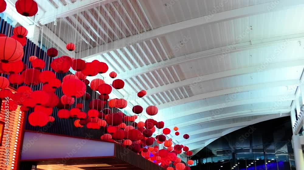 Globos chinos flotando en el interior de un aeropuerto