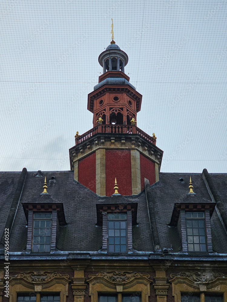 Obraz premium Flea market at the Vieille Bourse (Old Stock Exchange) in Lille, northern France