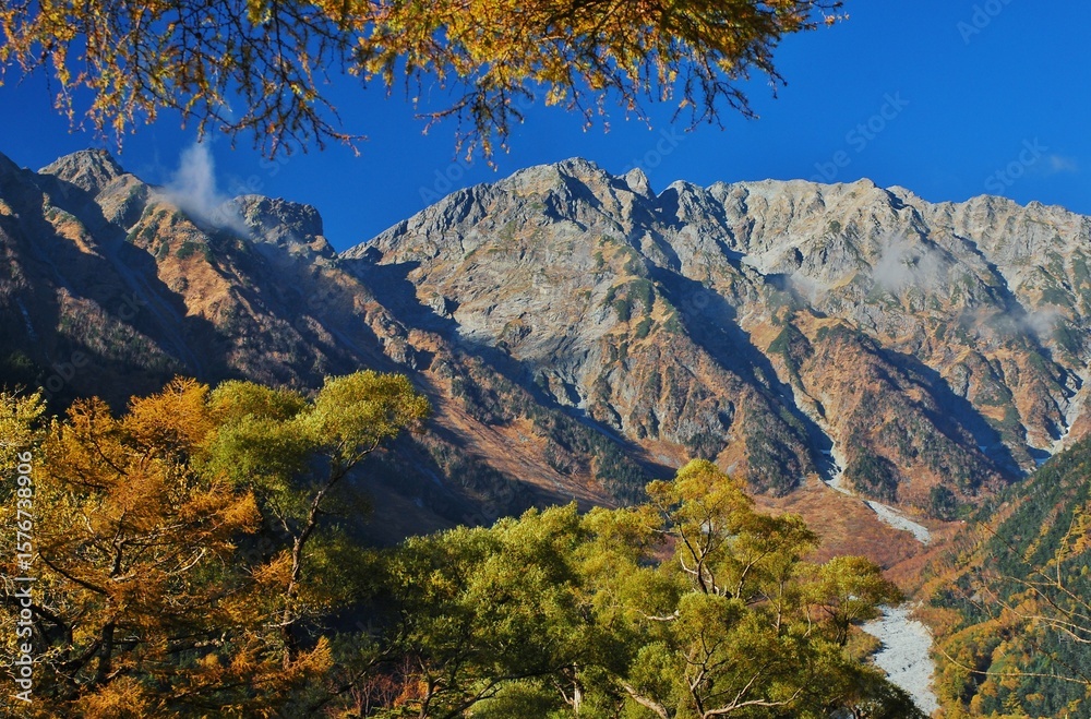 Fototapeta premium 盛秋の北アルプス 上高地