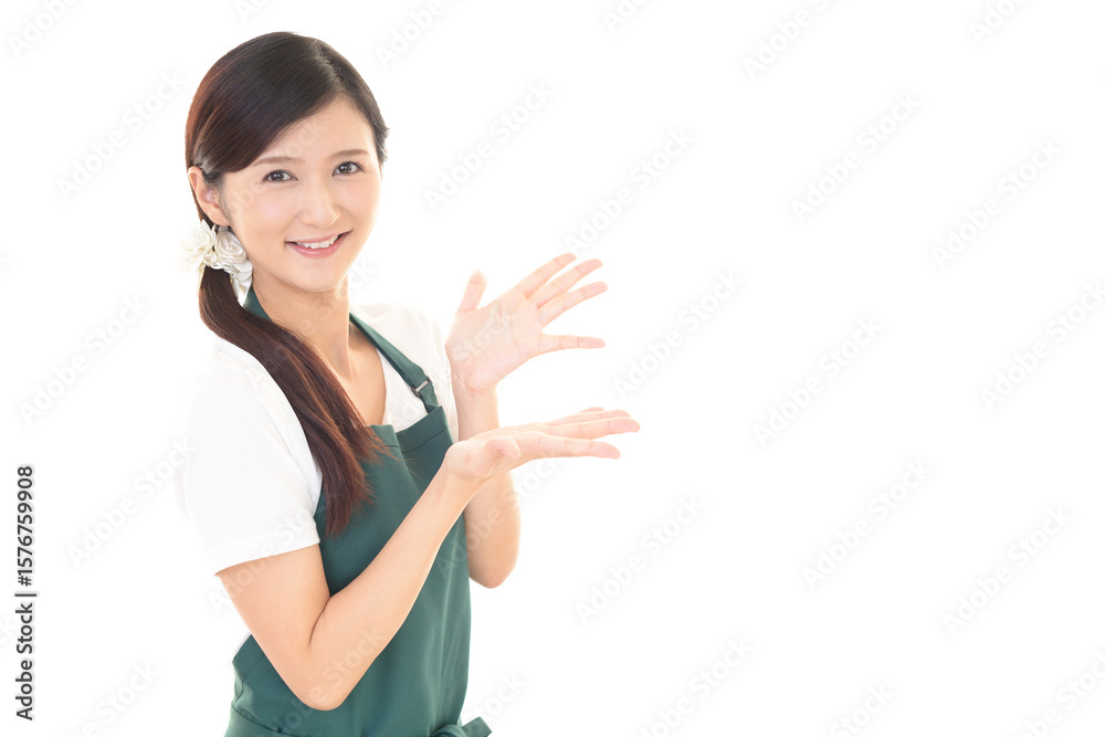 緑のエプロンを着た笑顔の女性 緑のエプロンを着た笑顔の女性