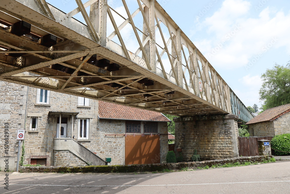 Fototapeta premium Pont ferroviaire métallique sur la rivière la Vienne, village d'Eymoutiers, département de la Haute Vienne, France