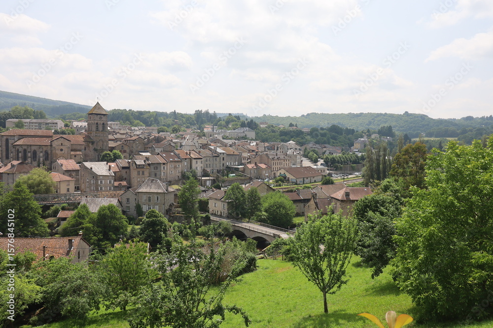 Fototapeta premium Vue d'ensemble du village, village d'Eymoutiers, département de la Haute Vienne, France