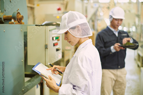 食品工場で働く30代女性作業員