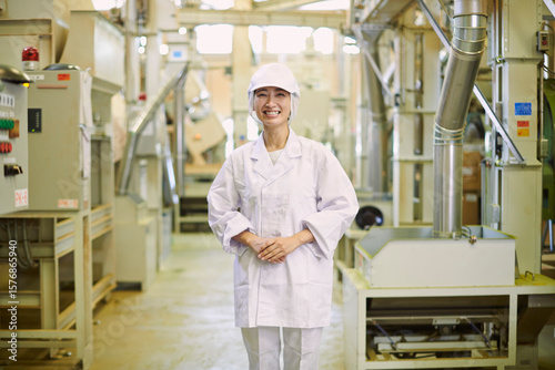 食品工場で働く30代女性作業員