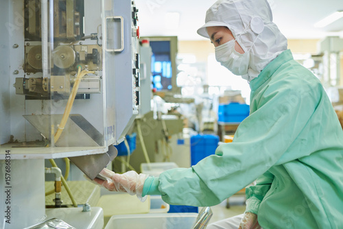 食品工場で業務を行う30代女性作業員