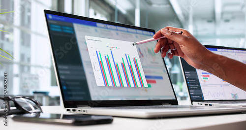 Bild auf Leinwand Real-Time Business Intelligence: African American Analyst Analyzes Emerging