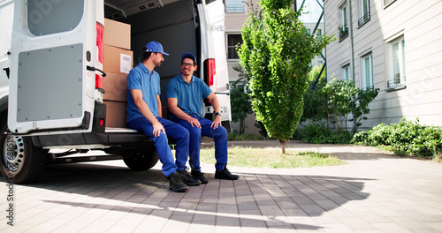 Obraz na plátně Conscientious Mover And Van Service Providing Speedy
