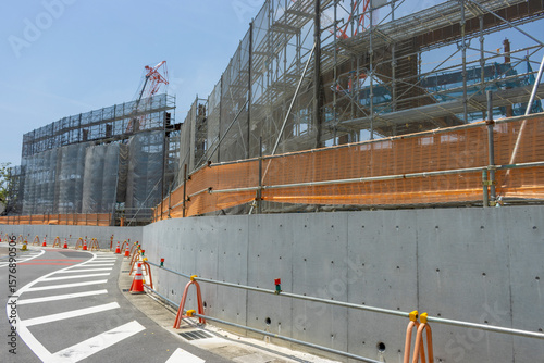 建設中の鉄筋のビル