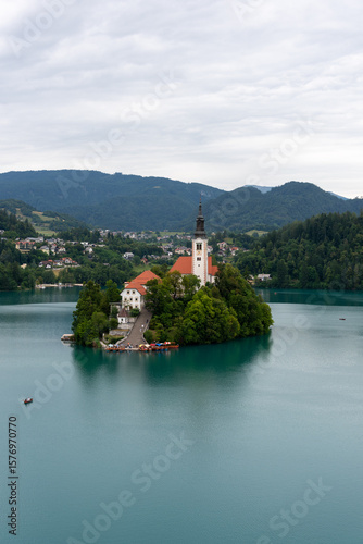 Der Bleder See im Nordwesten Sloweniens mit der bekannten Inselkirche Mariä Himmelfahrt, Bled, Region Oberkrain (Gorenjska), Slowenien