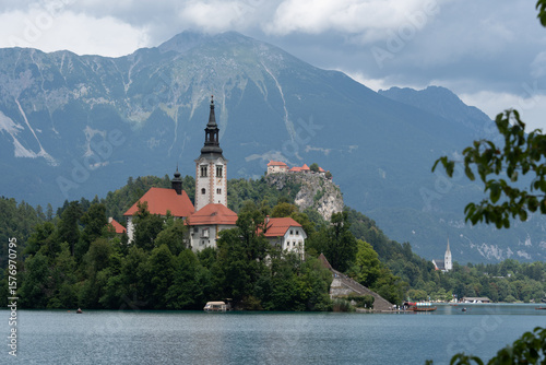 Der Bleder See im Nordwesten Sloweniens mit der bekannten Inselkirche Mariä Himmelfahrt, Bled, Region Oberkrain (Gorenjska), Slowenien