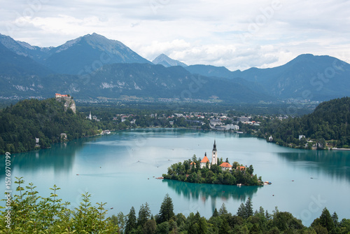 Der Bleder See im Nordwesten Sloweniens mit der bekannten Inselkirche Mariä Himmelfahrt, Bled, Region Oberkrain (Gorenjska), Slowenien