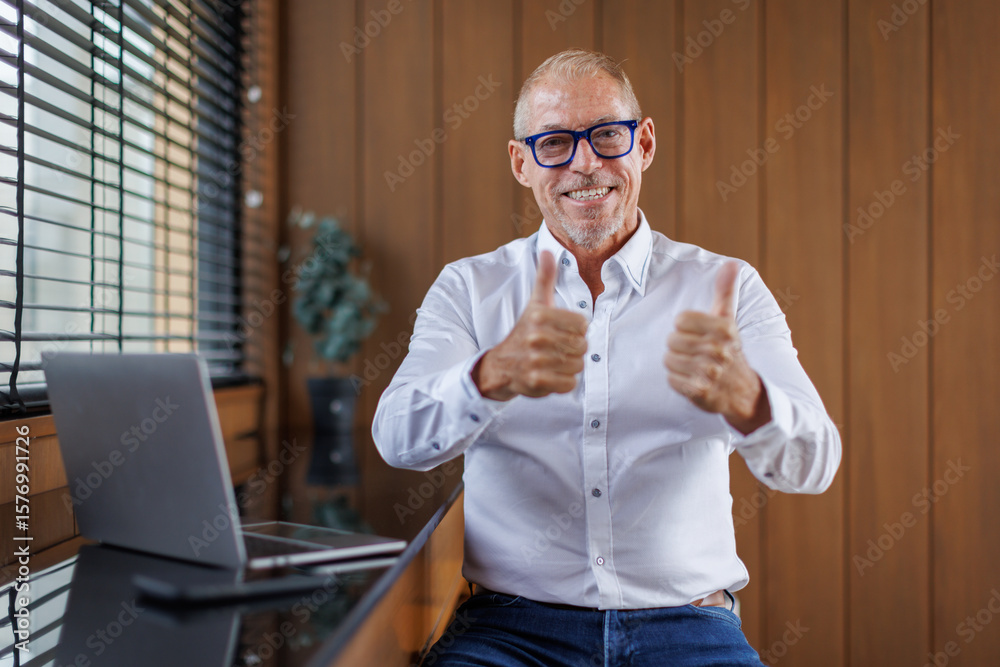 Naklejka premium Portrait of handsome middle aged or business man ceo trader thumbs up and looking at camera at copy space,