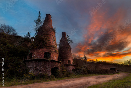 Fotografija Industrial lime kilns of the historic Mina Catalina, Sopuerta, Spain
