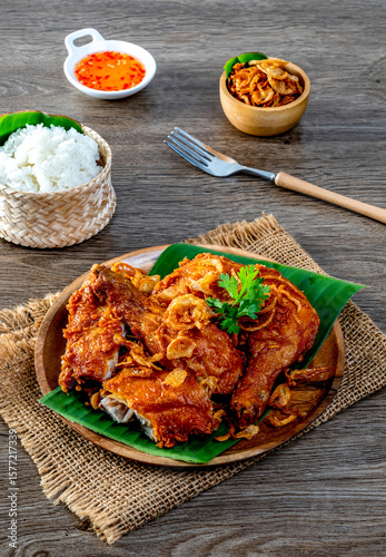 Fényképezés Crispy fried chicken with deep fried shallot (Hat Yai fried chicken), Thai musli