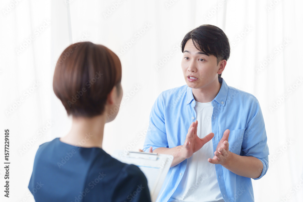 Obraz premium カウンセリングを受ける男性