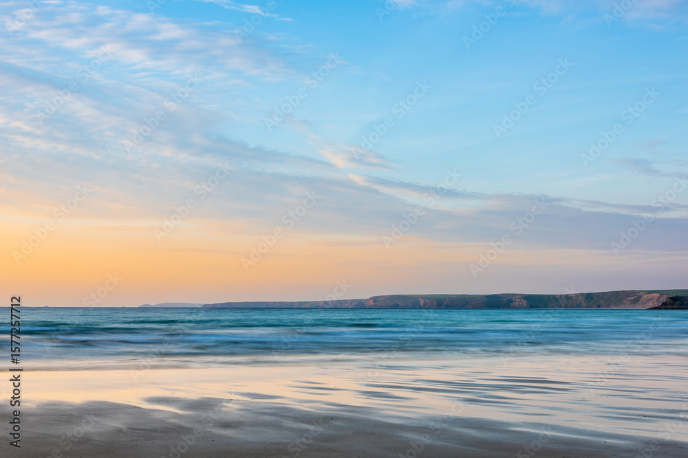 Obraz premium Beautiful vibrant landscape travel image of Newquay beach in Cornwall during beautiful Summer sunset