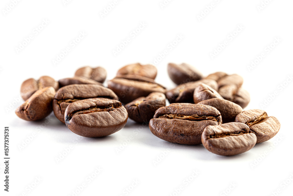 Naklejka premium A pile of roasted coffee beans with rich texture and aroma on white background