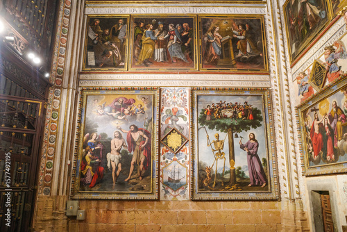 Foto Segovia, Spain - 3 March, 2025: Allegorical painting of Jesus and a skeleton cho